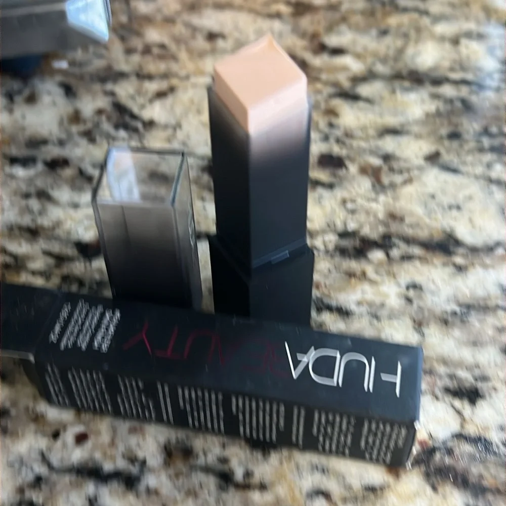 ⚡️🐣HUDA BEAUTY Milkshake 100B FauxFilter Foundation Stick